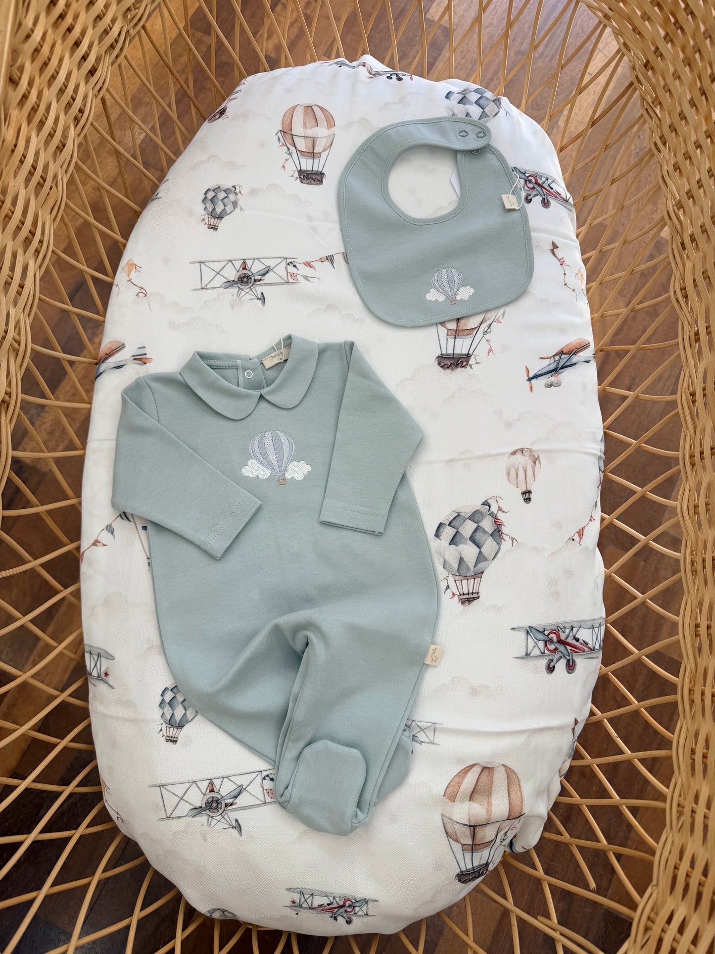 Tutina Baby Gi in cotone verde menta con piedini con manica lunga con colletto con mongolfiera con nuvolette ricamate sul davanti