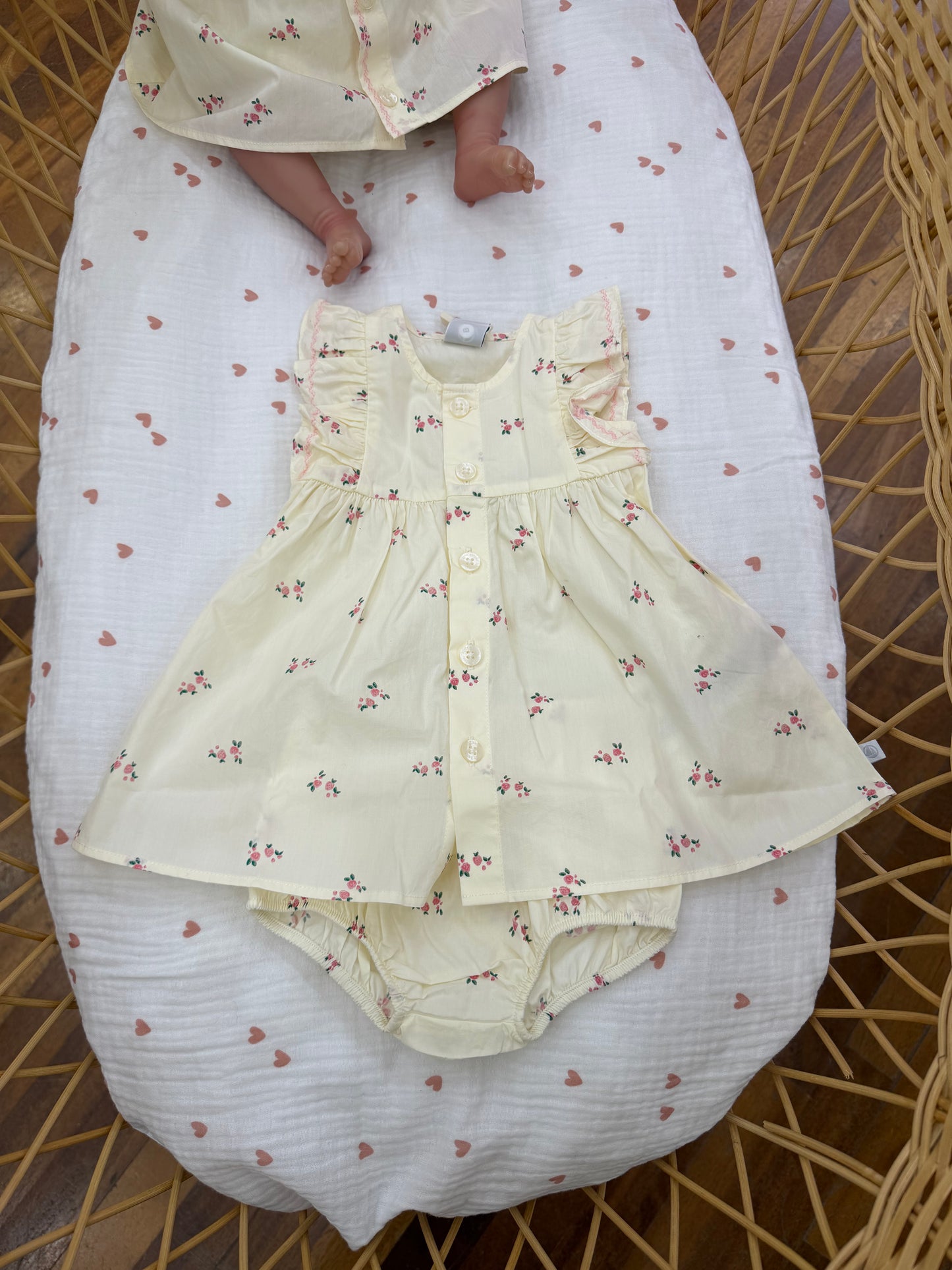 Coordinato gemelline in cotone panna con fiorellini e rusche e culotte