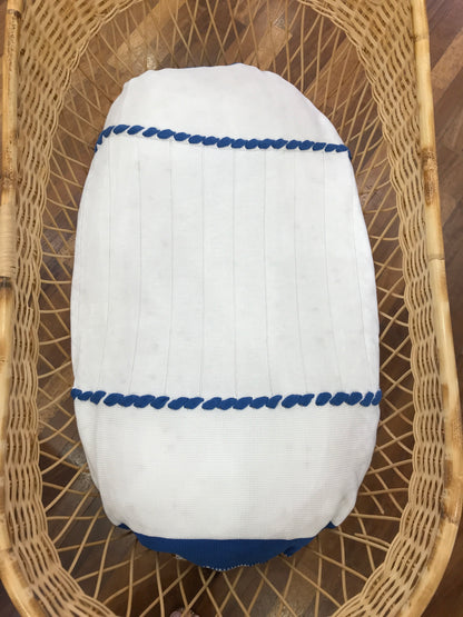 Coperta Bebè di Almy in filo bianca con bordo bluette e passanastro