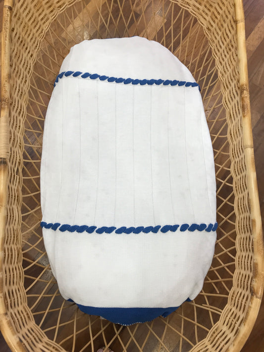 Coperta Bebè di Almy in filo bianca con bordo bluette e passanastro