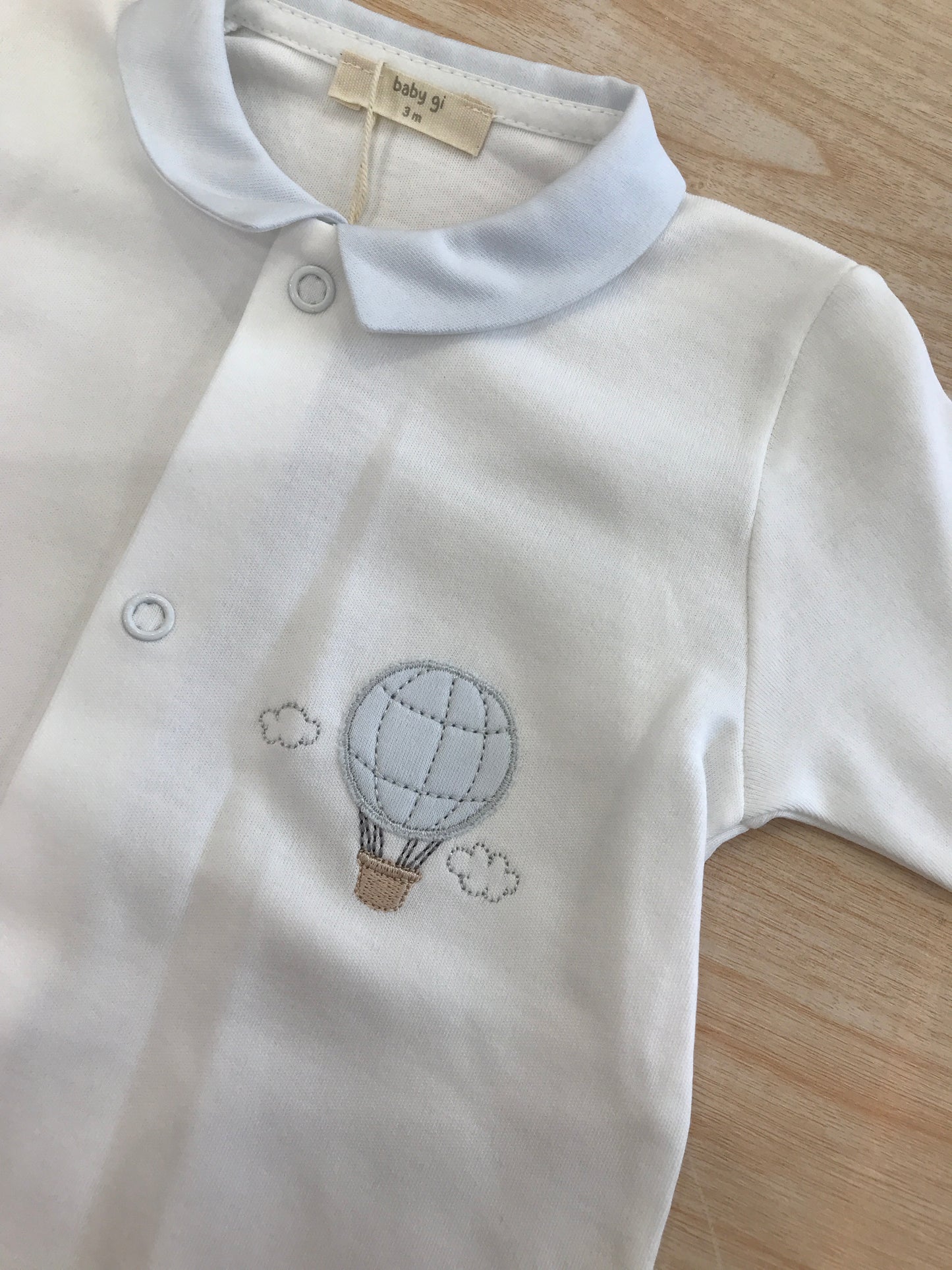 Tutina Baby Gi in cotone bianca manica lunga con piedini con mongolfiera laterale