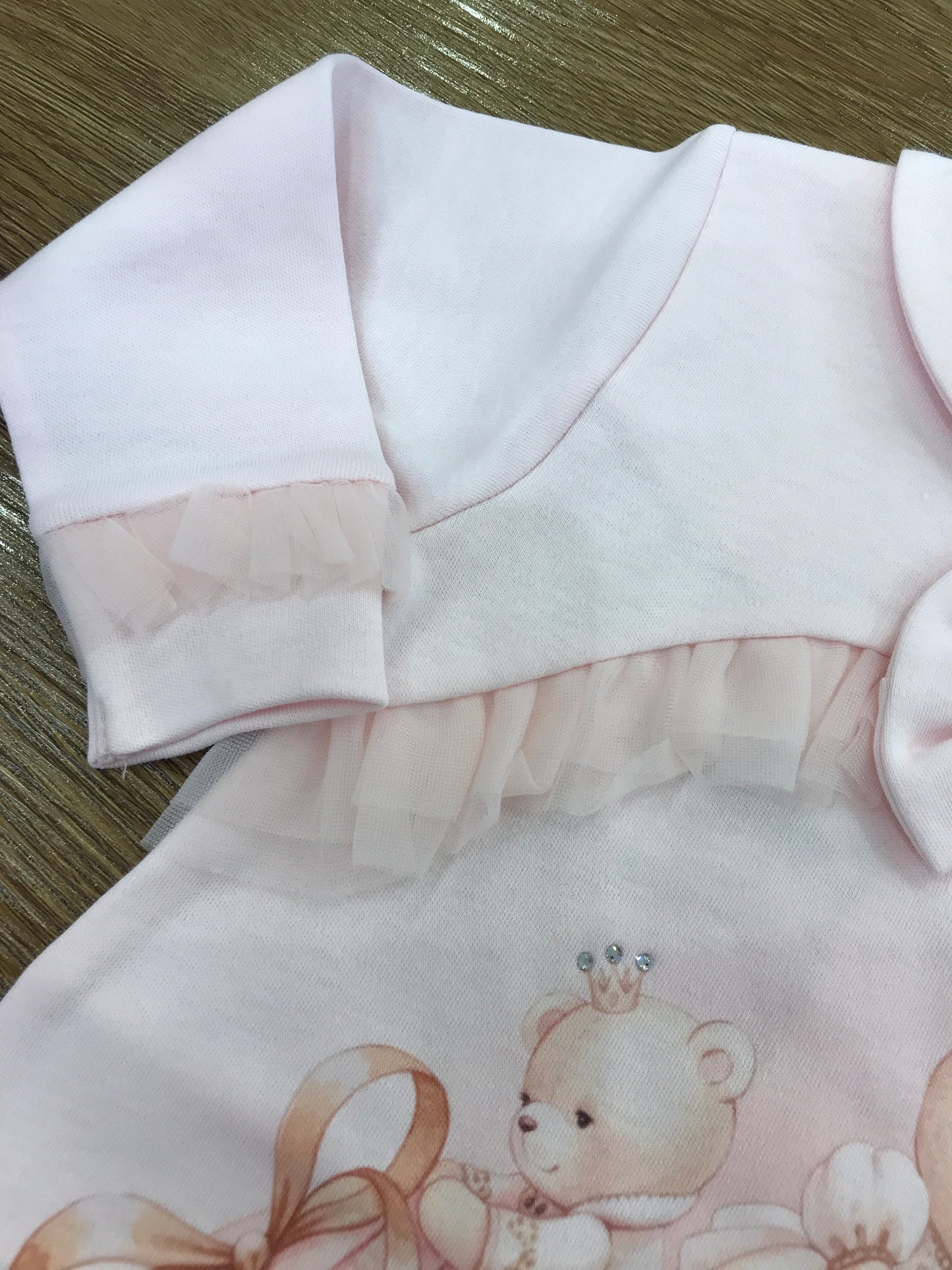 Tutina Sofija intera manica lunga con rusche in tulle vicino ai polsini con orsetti e fiocchetti sul davanti