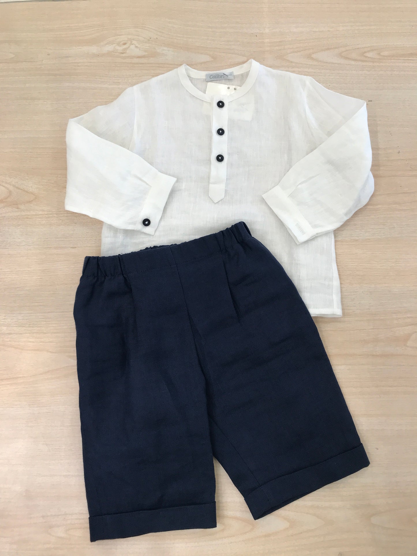 Completo Colibrì due pezzi camicia manica lunga di lino bianco con bottoni blu con bermuda blu