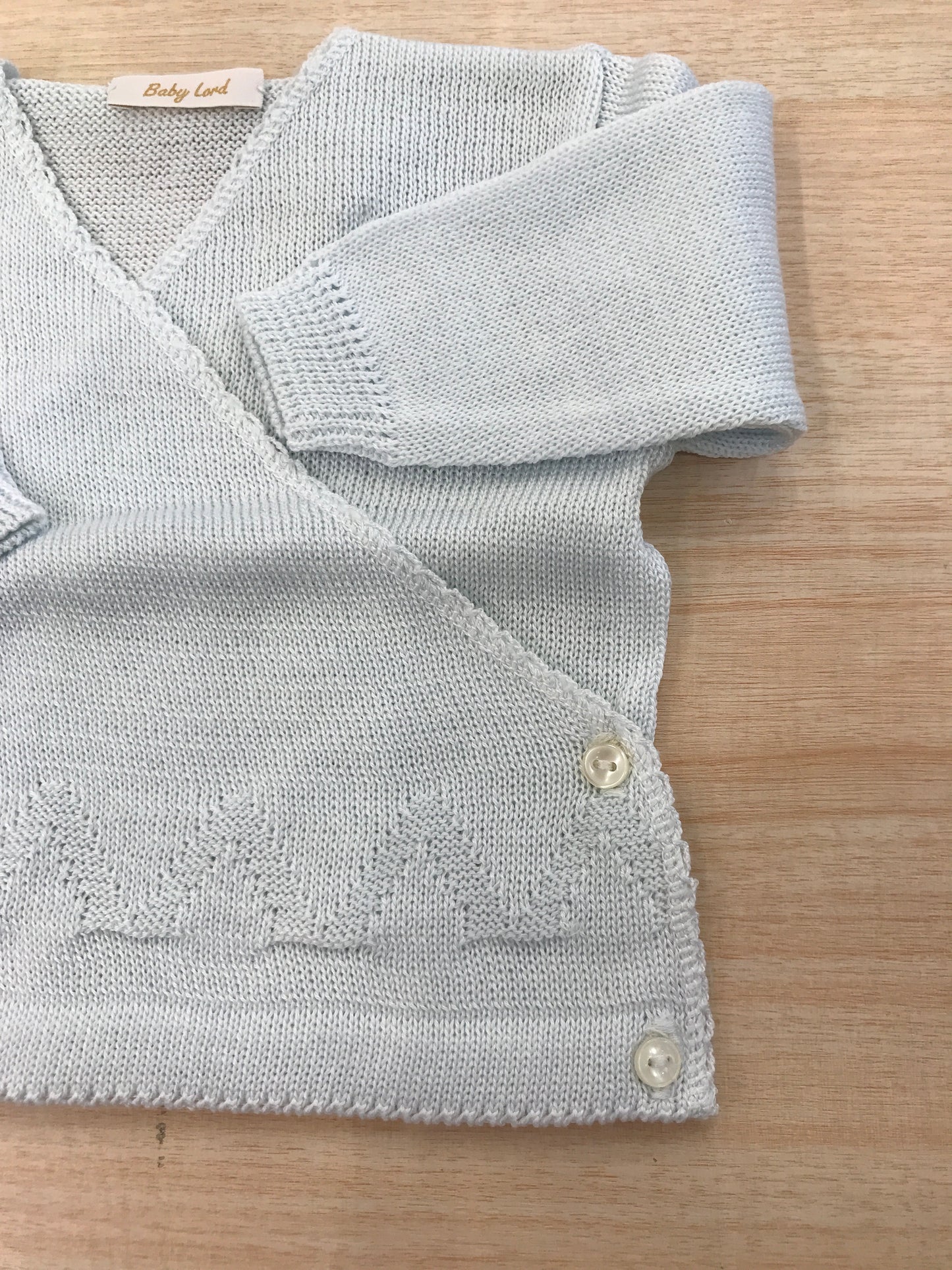 Cardigan Baby Lord in filo di cotone con abbottonatura incrociata con un lavoro traforato al bordo
