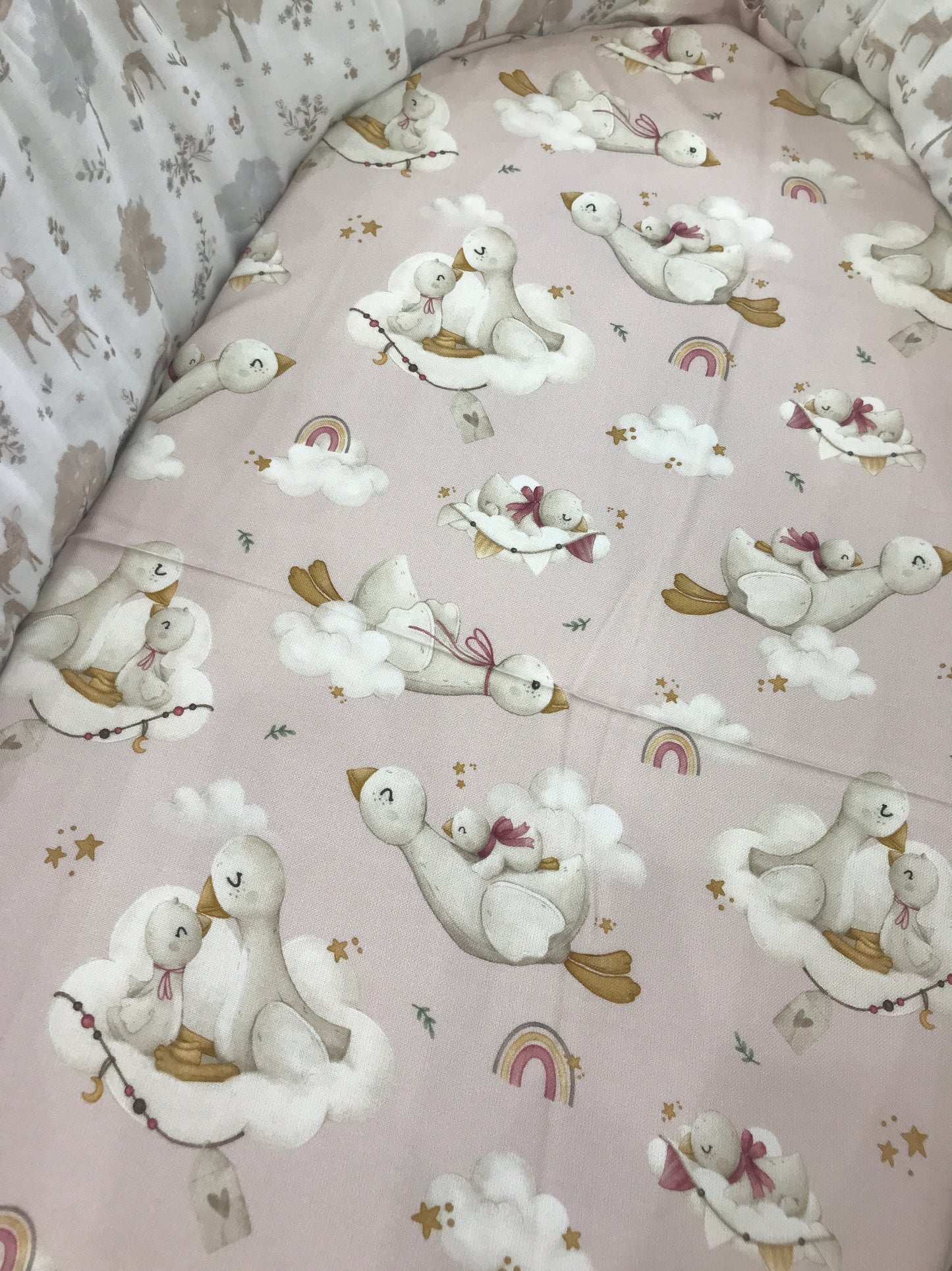 Mussola Nannafrufrù in cotone di bamboo dal fondo rosa con piccole oche
