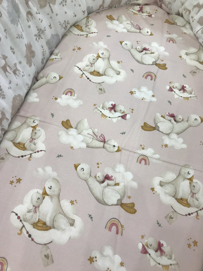 Mussola Nannafrufrù in cotone di bamboo dal fondo rosa con piccole oche