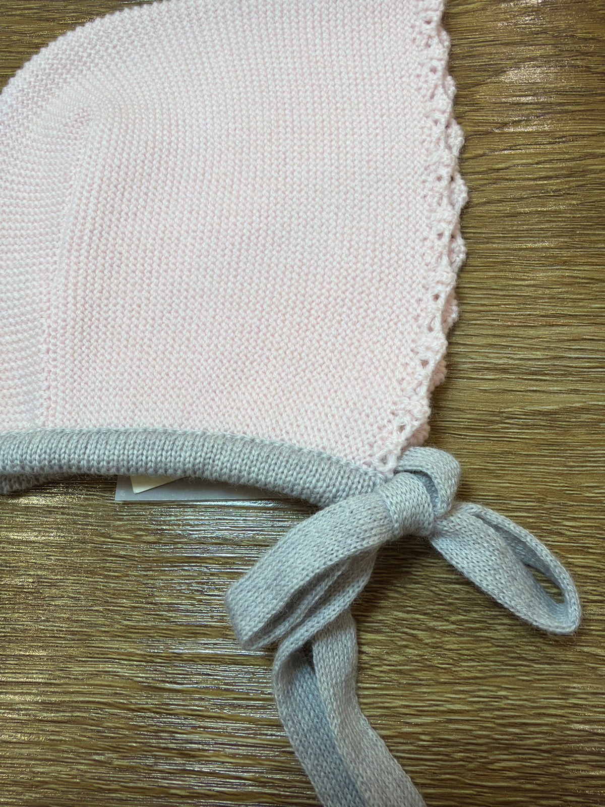 Cuffia Baby Lord in lana rosa con profilo e laccio grigio