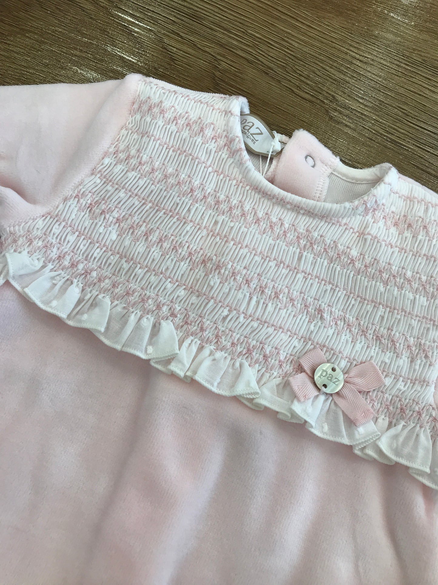 Tutina Paz Rodriguez in ciniglia rosa intera con corpetto lavorato da punto smock rosa e bianco