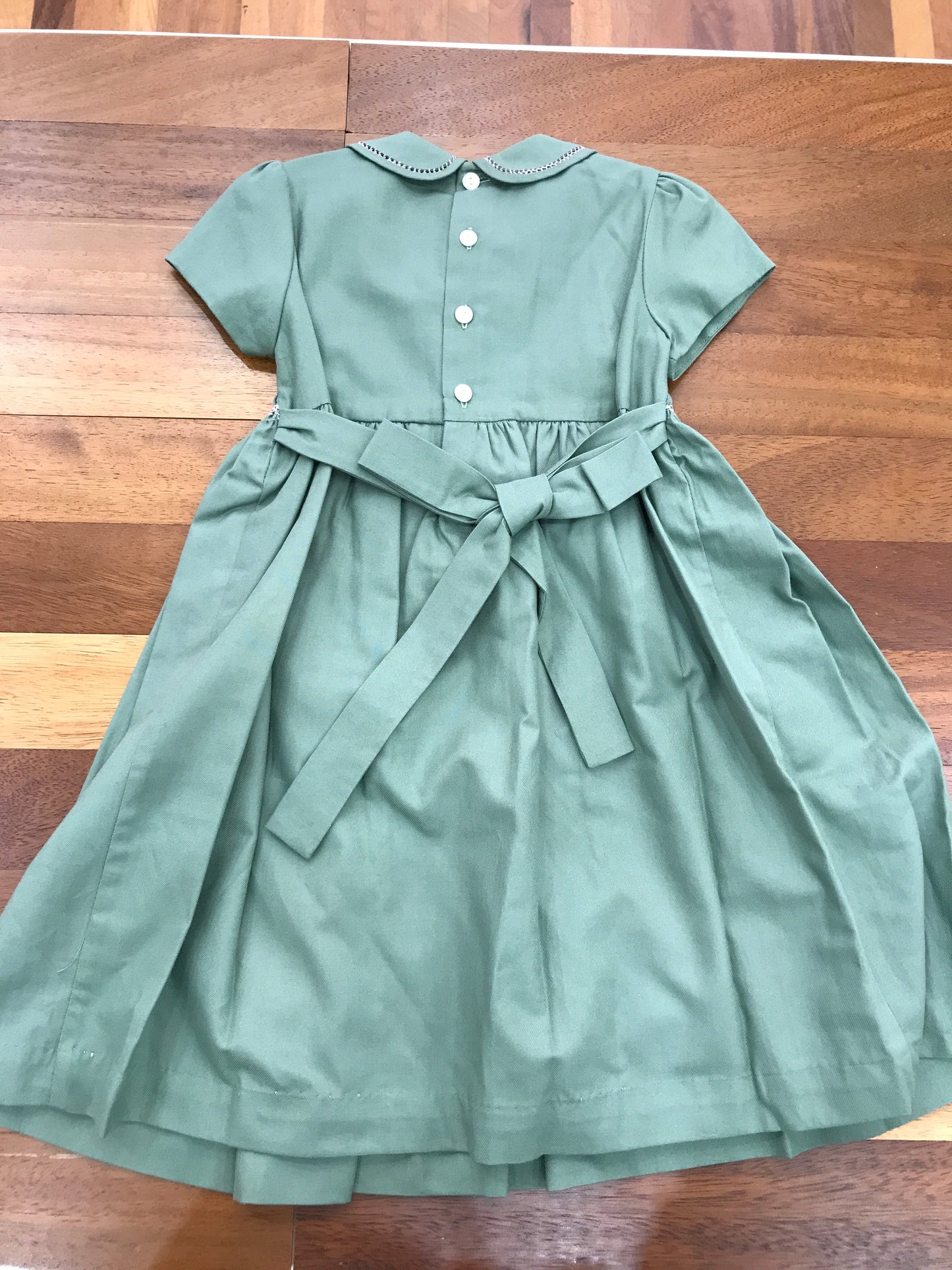 Abitino Les Enfants de Gisele in cotone caldo verde mezza manica punto smock sul corpetto e rose rosa ricamate