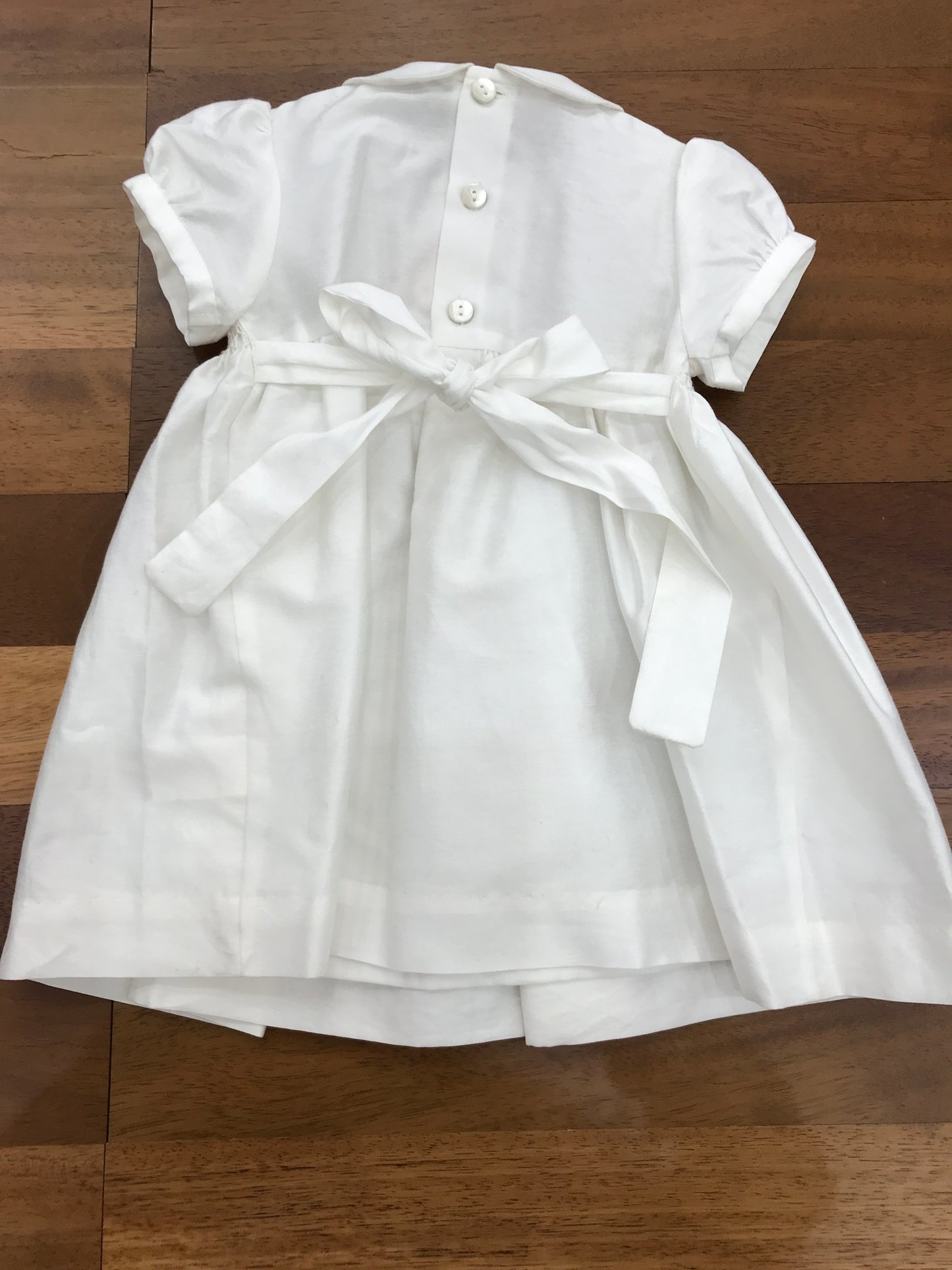 Abito Les enfants de Gisele in saten con corpetto lavorato da punto smock e rose ricamate