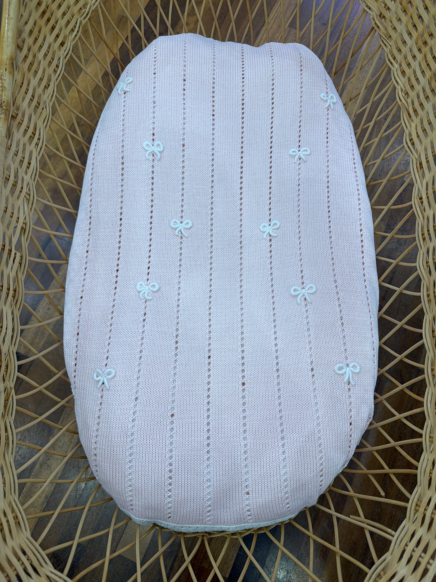 Coperta Bebè di Almy in filo di cotone rosa traforata con bordo in bianco con nodi d'amore in bianco