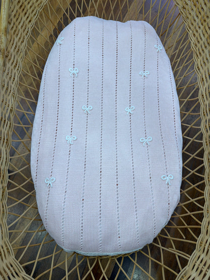 Coperta Bebè di Almy in filo di cotone rosa traforata con bordo in bianco con nodi d'amore in bianco