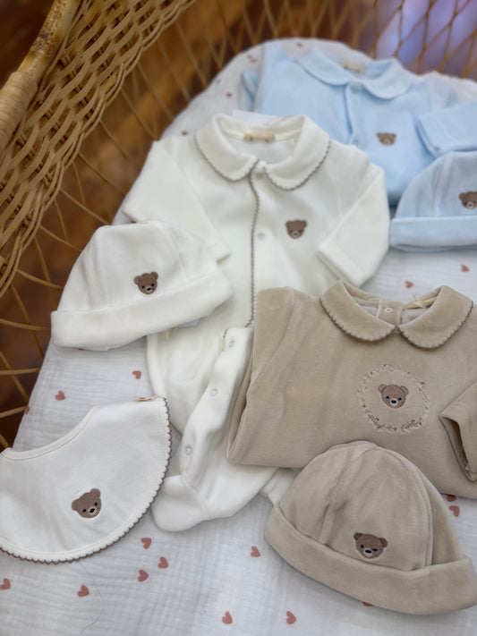Coordinato nascita Baby Gi in ciniglia con piccoli orsetti ricamati