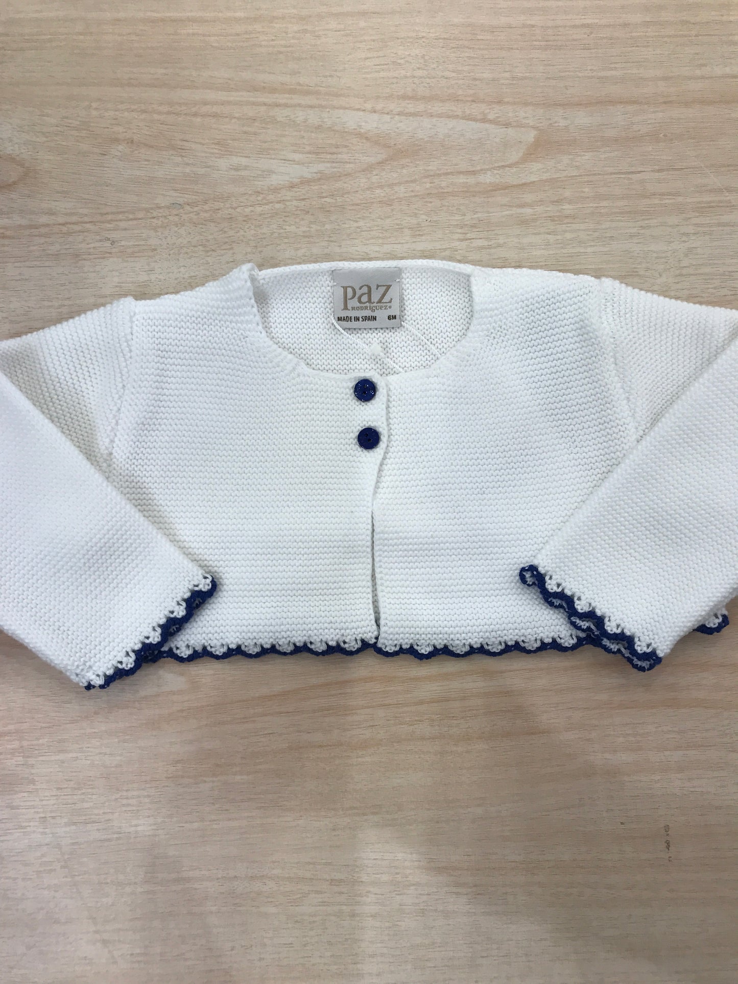 Cardigan Paz Rodriguez in filo bianco con bordo smerlato blu scuro