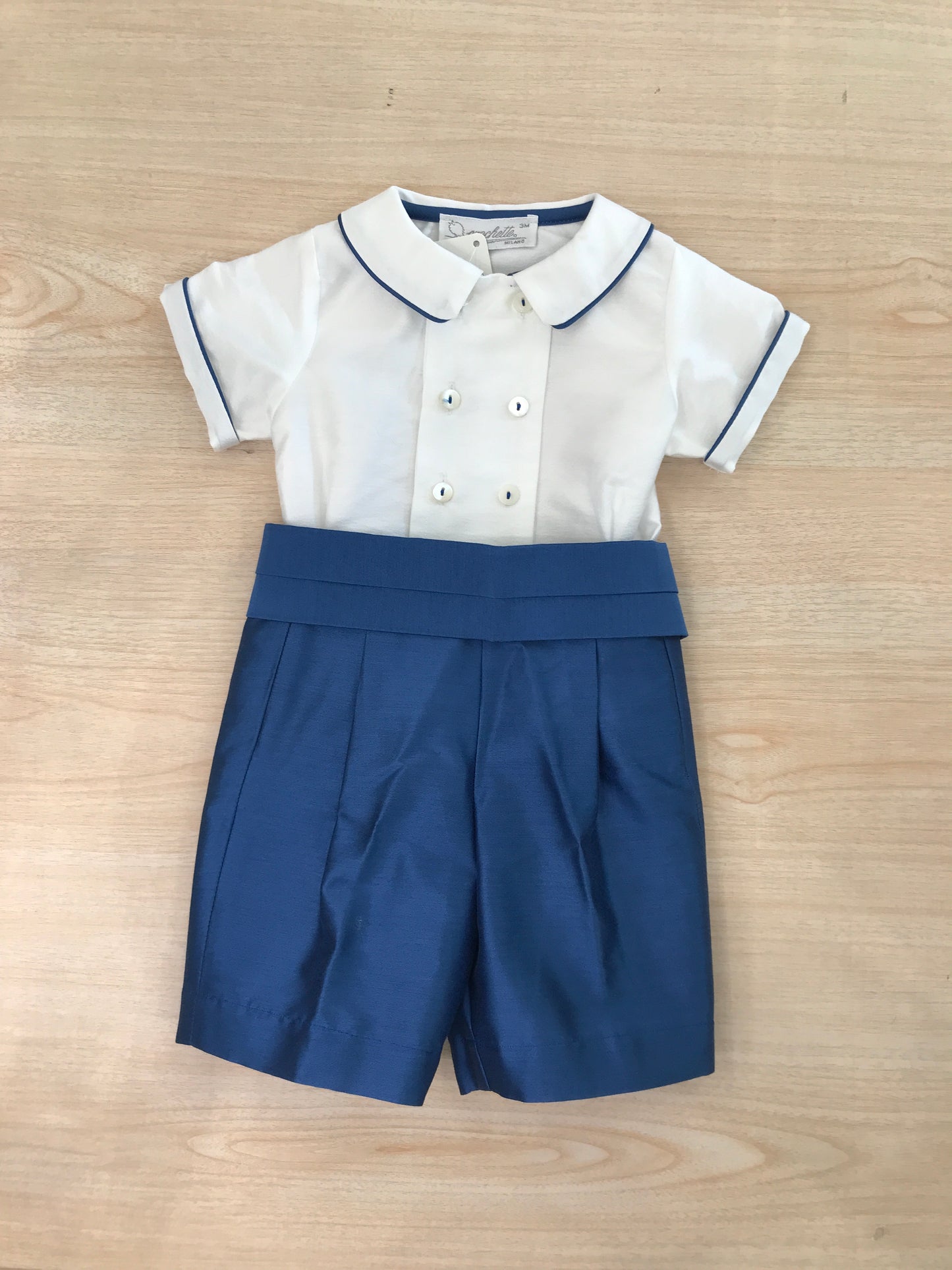 Completo Crochette in cotone camicia bianca rifinita in bluette con bottoncini sul davanti con pantalone all'inglese con fascia in vita