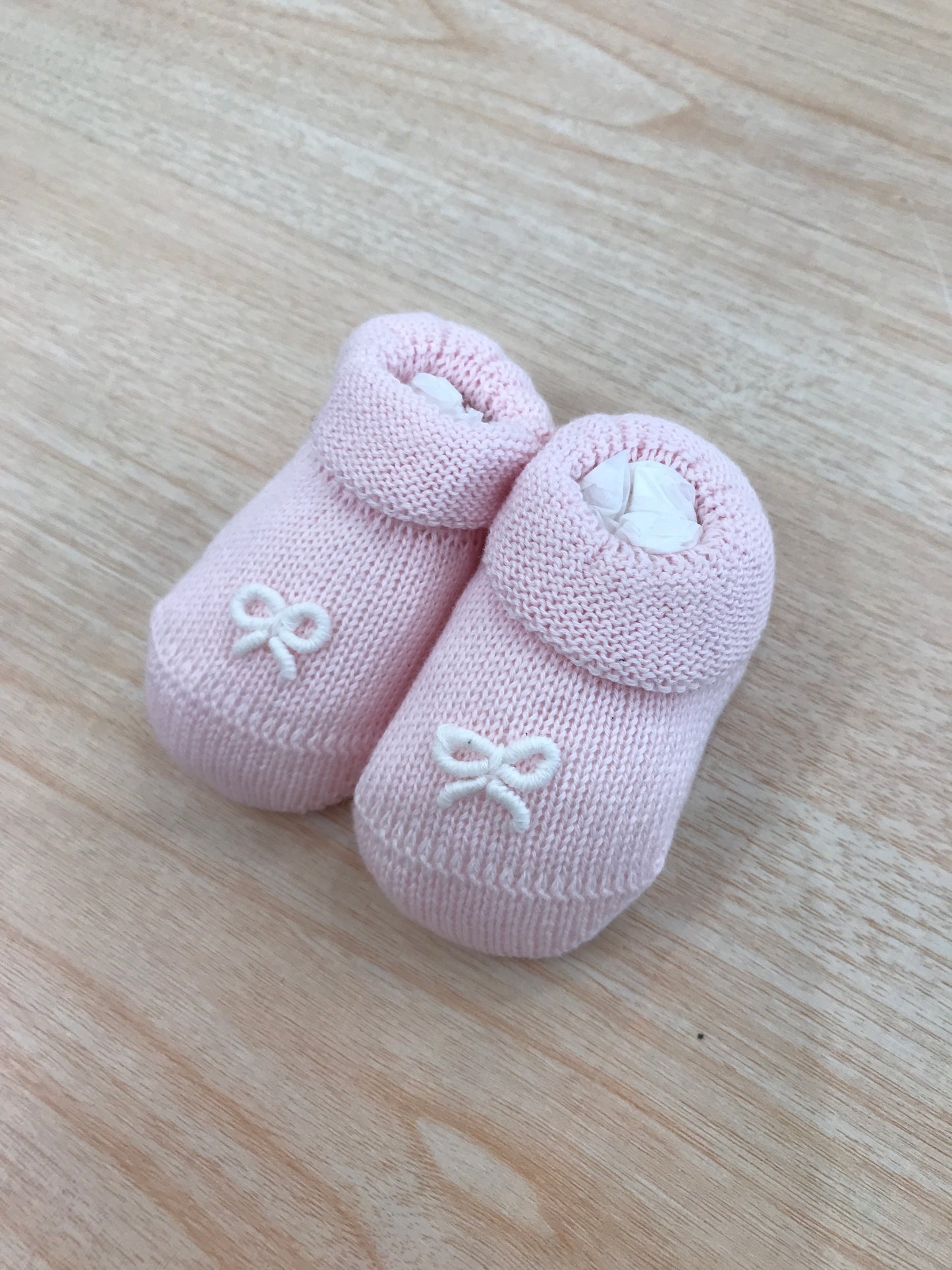 Babbucce Bebè di Almy in filo rosa con fiocchetto bianco sul davanti