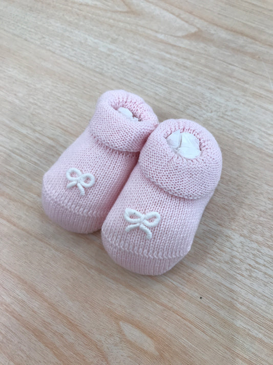 Babbucce Bebè di Almy in filo rosa con fiocchetto bianco sul davanti