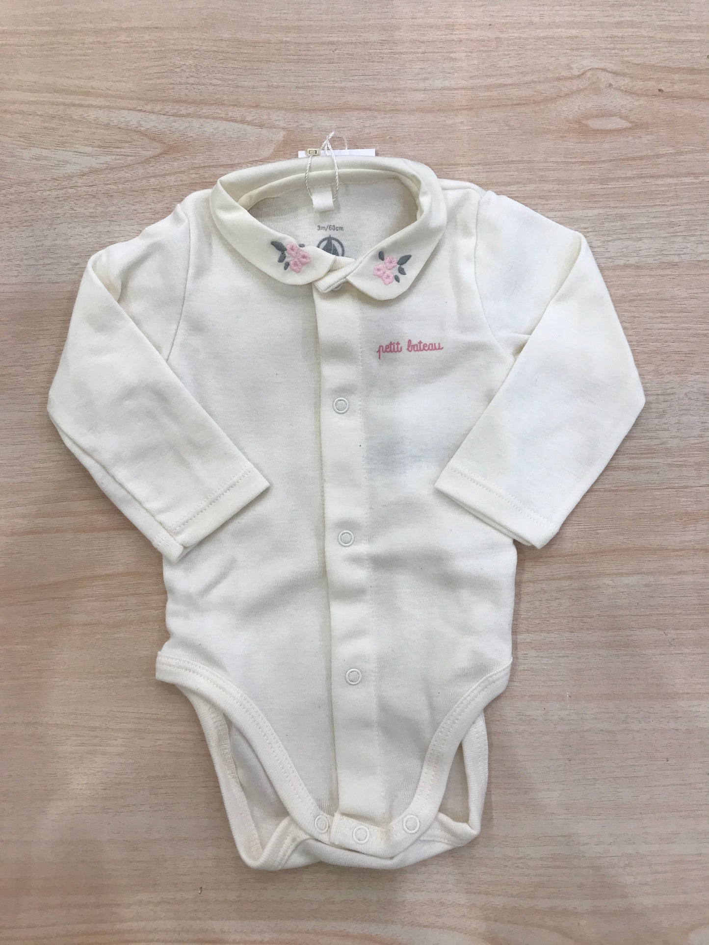Body Petit Bateau manica lunga panna con colletto ricamato da fiori rosa