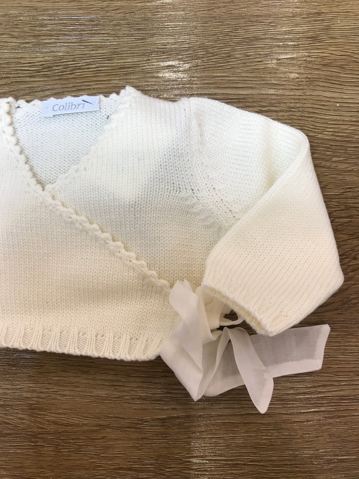 Cardigan Colibrì in lana panna ad incrocio con fiocchetto