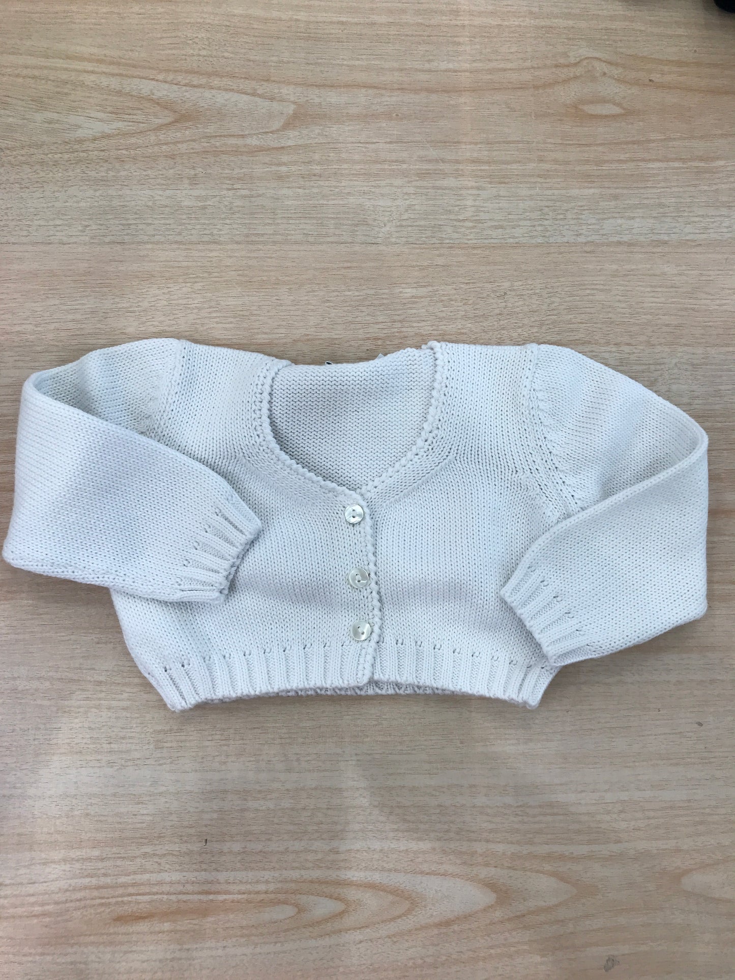 Cardigan Colibrì in filo di cotone bianco con piccoli bottoncini sul davanti