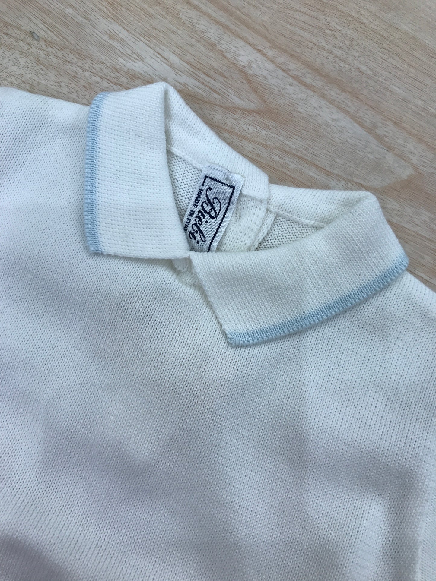 T-shirt Biebi in filo mezza manica bianca con collo a punta rifinito in celeste