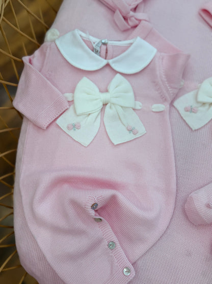 Coordinato nascita Baby Lord in pura lana con tutina intera con fiocco e rosselline ricamate a mano con babbucce, cuffia e cappello