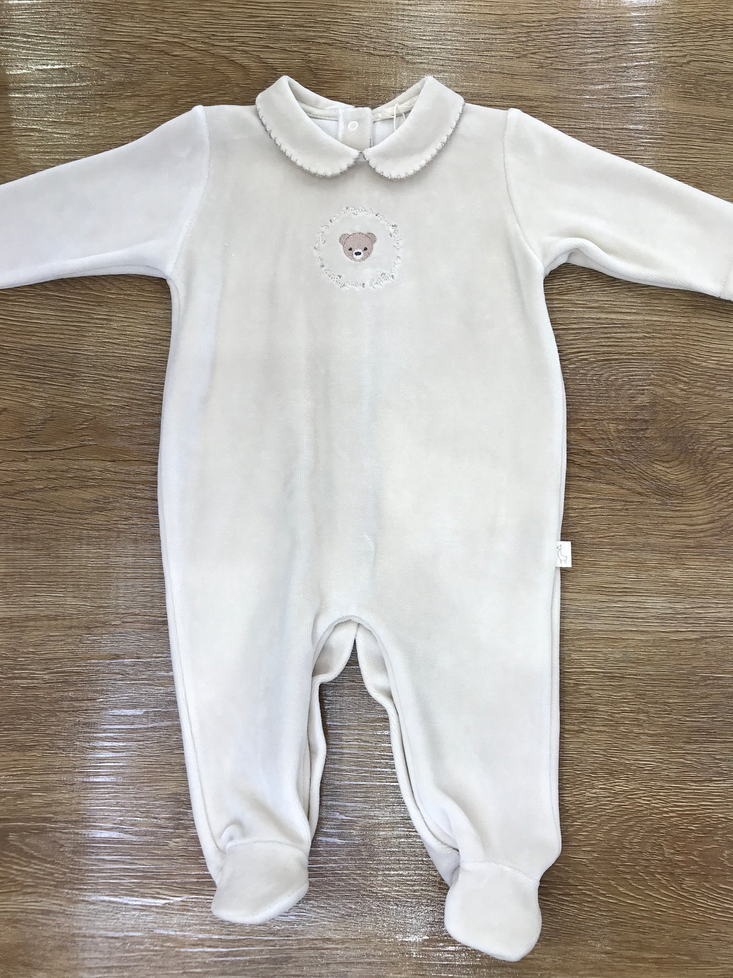Tutina Baby Gi in ciniglia beige intera con orsetto ricamato sul davanti
