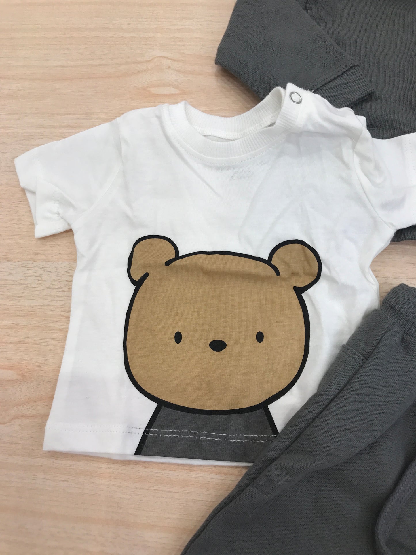 Tuta AVentiQuattrore in cotone grigio scuro tre pezzi t-shirt felpina e pantalone lungo con sacca abbinata decorato da orsetti