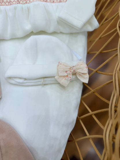 Coordinato nascita Baby Gi in ciniglia con lavorazione di punto smock fiorellini e fiocchetti