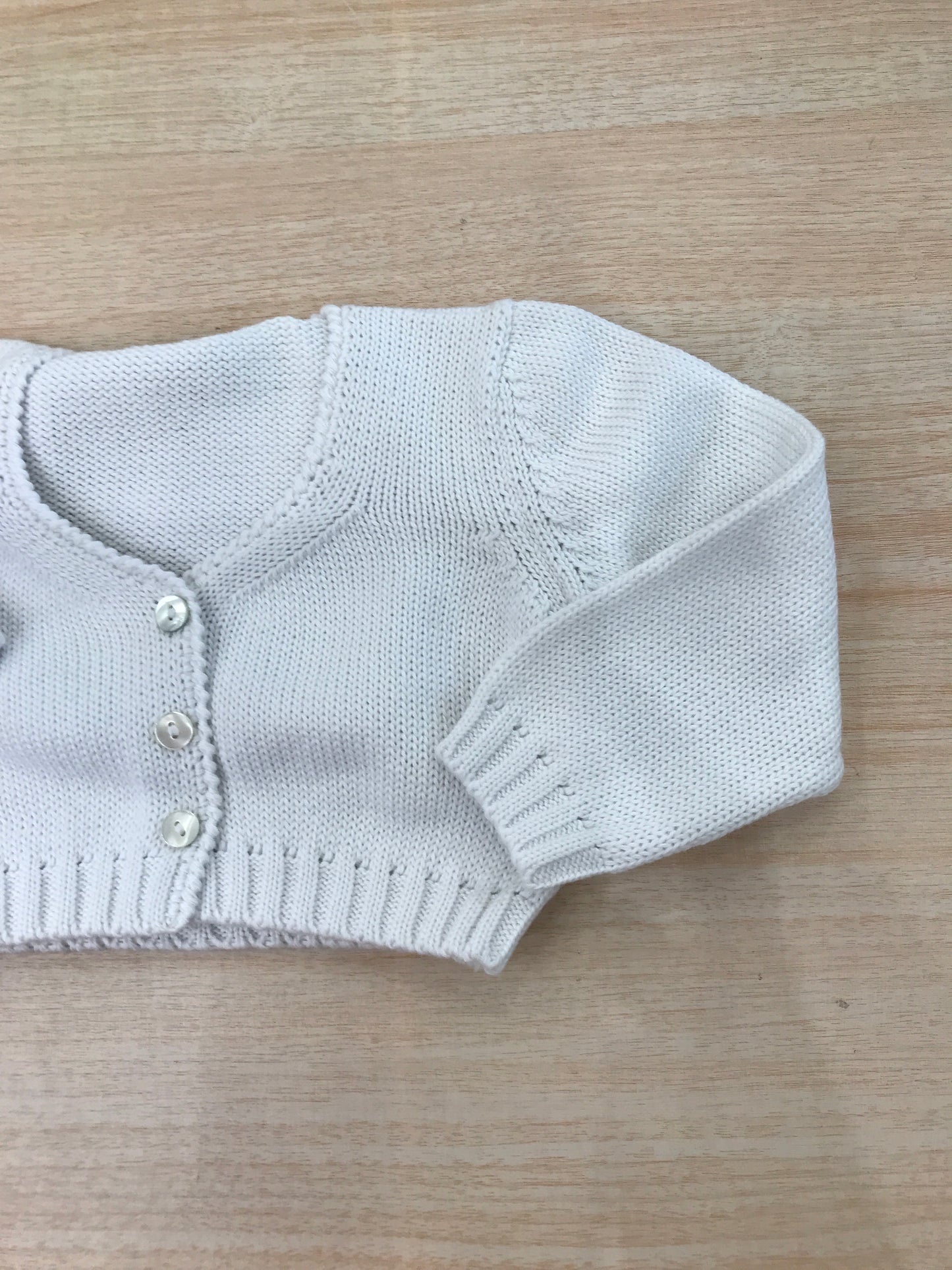 Cardigan Colibrì in filo di cotone bianco con piccoli bottoncini sul davanti