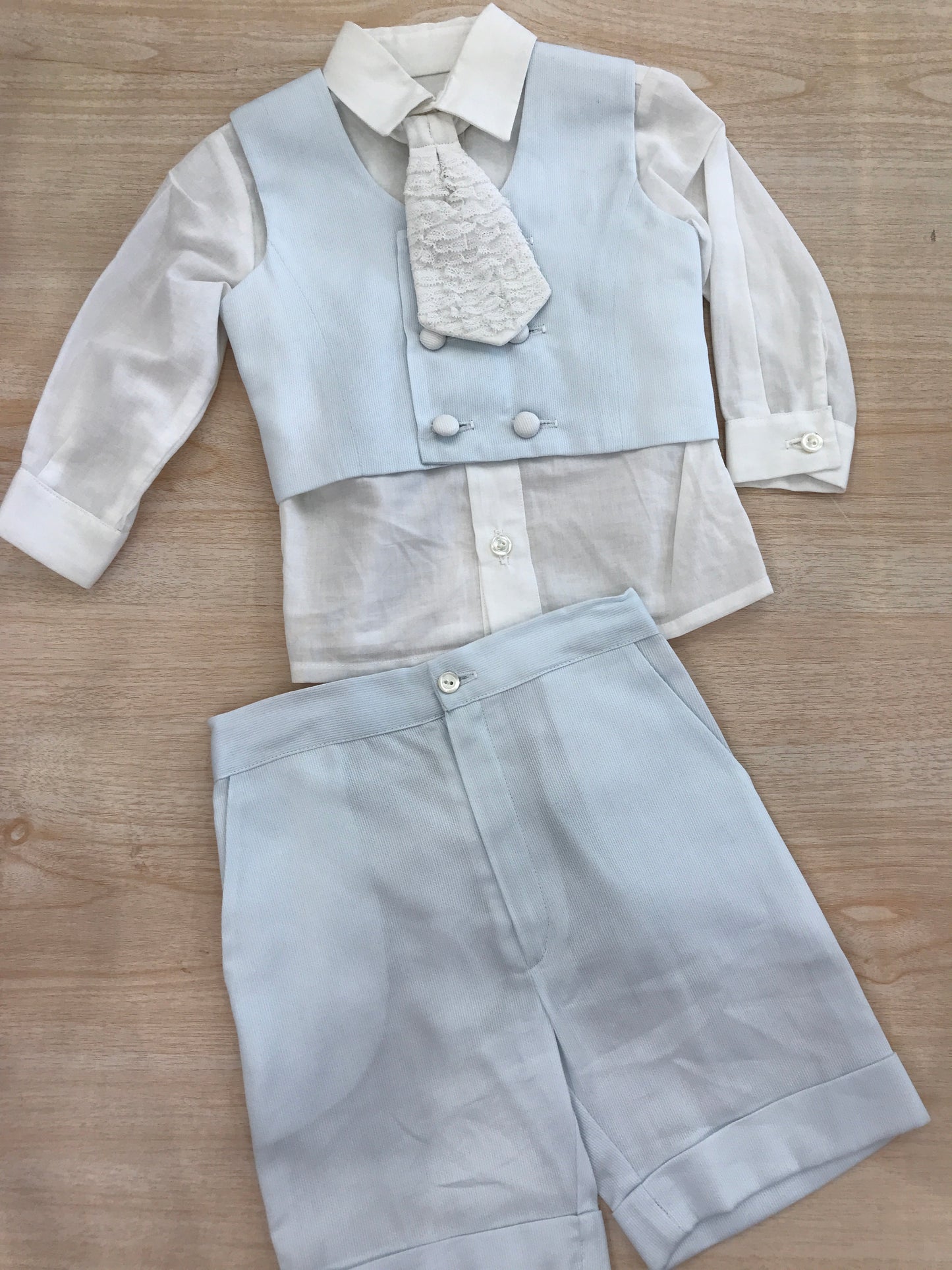 Completo Piccola Giuggiola in cotone bermuda e gilet celesti con camicia bianca e cravatta in pizzo