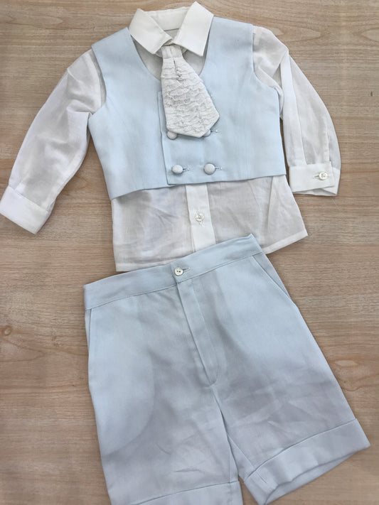 Completo Piccola Giuggiola in cotone bermuda e gilet celesti con camicia bianca e cravatta in pizzo