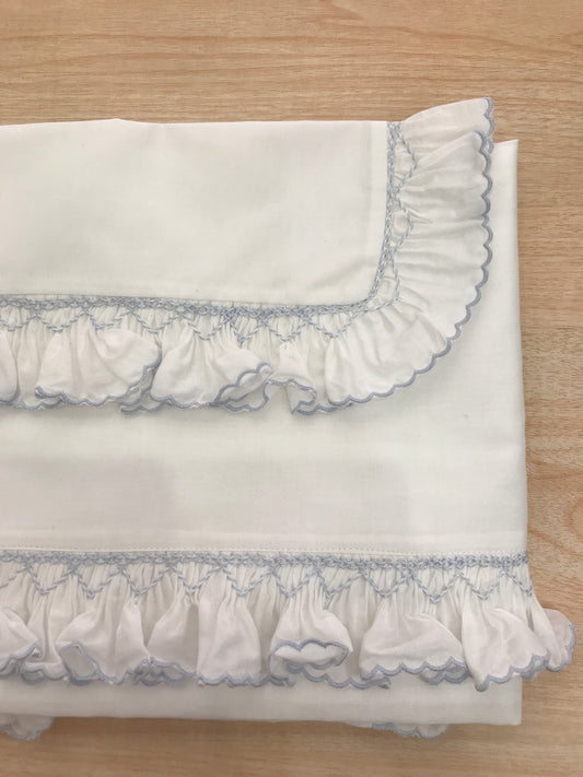 Lenzuolino Colibrì in cotone di battista bianco con rusche ai bordi e lavorazione di punto smock