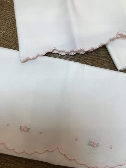 Lenzuolino Pepecè in cotone composto da sotto con angoli federa e lenzuolino che presenta pois e piccole roselline