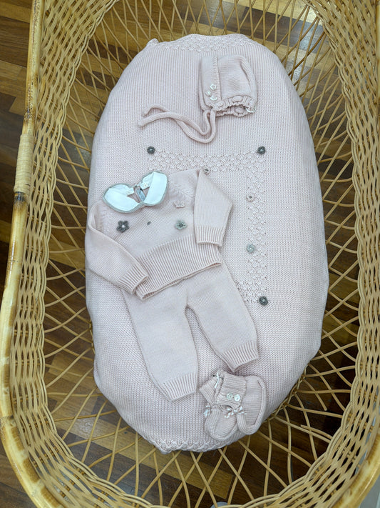 Coordinato nascita Colibrì in lana rosa antico con margherite ricamate a mano in rilievo su coperta tutina due pezzi e cuffietta