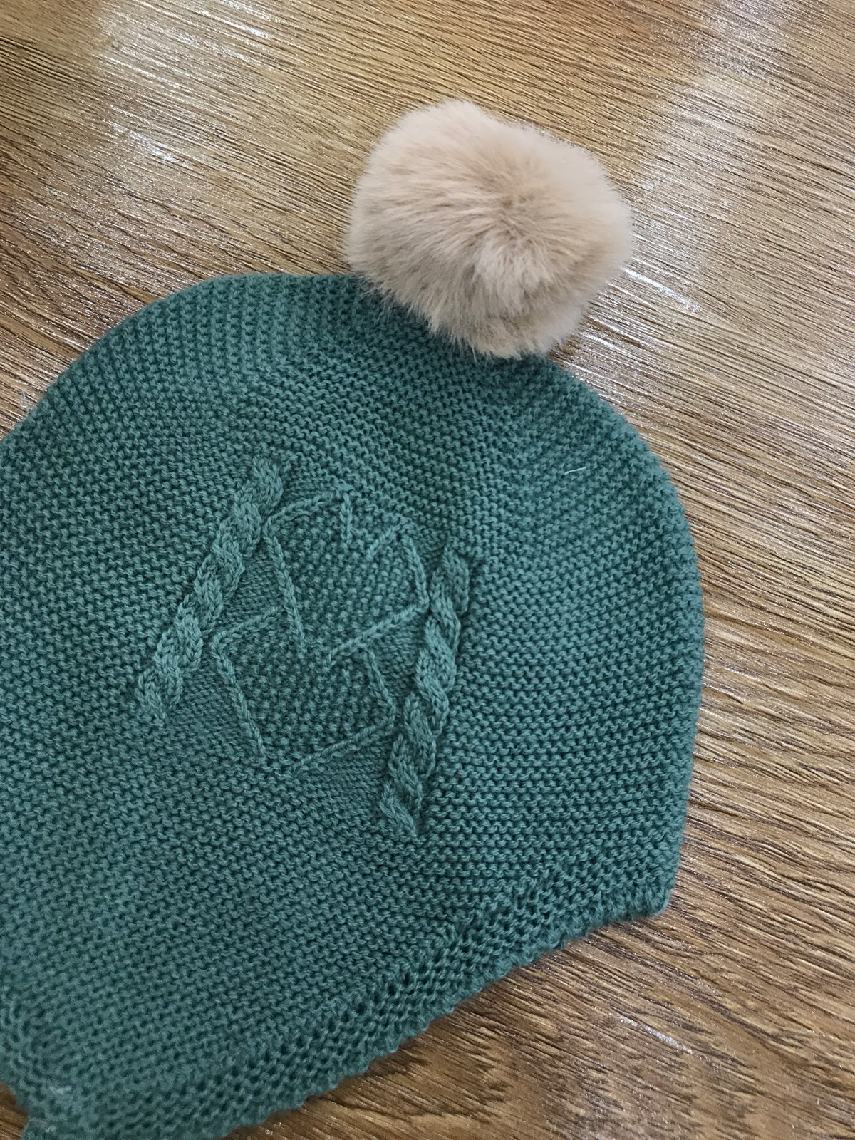Cappello PCS con lacci per fiocchetto e pon pon
