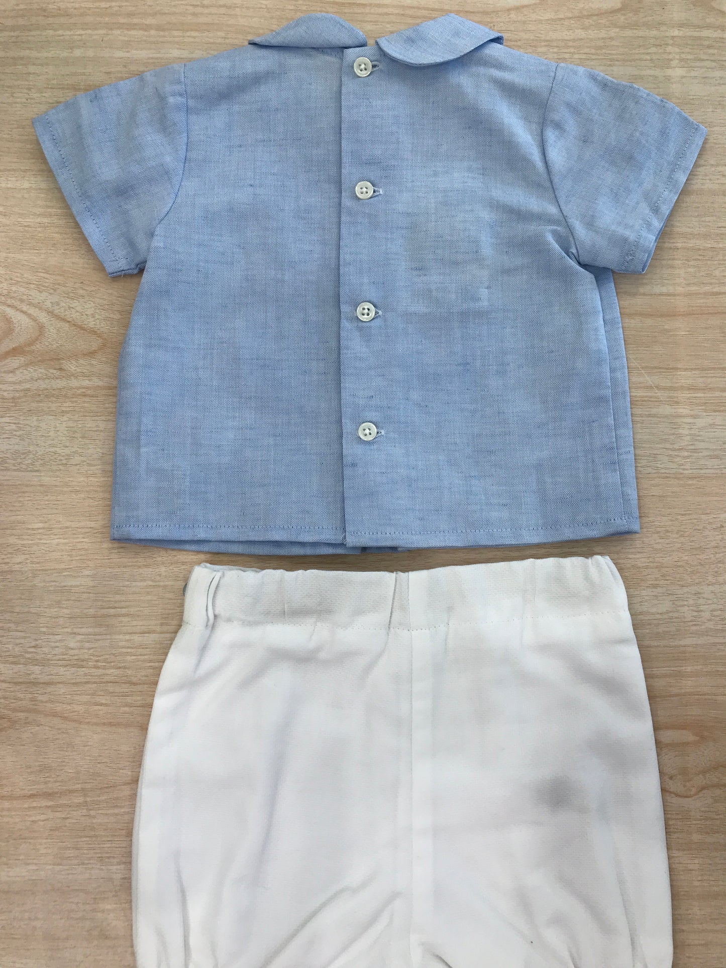 Completo Paz Rodriguez camicia mezza manica celeste con pantalone corto bianco con bottoncini
