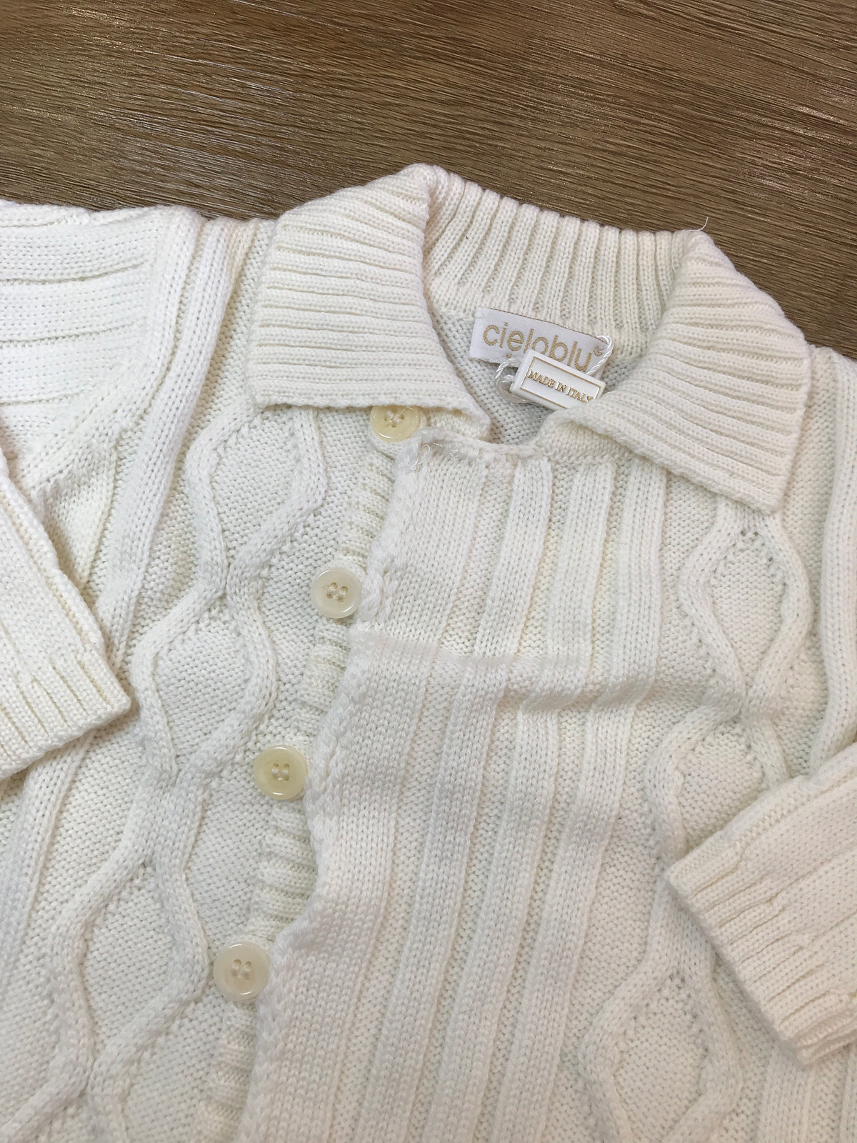 Cardigan Biebi in lana panna con lavorazione sul davanti e piccoli bottoncini