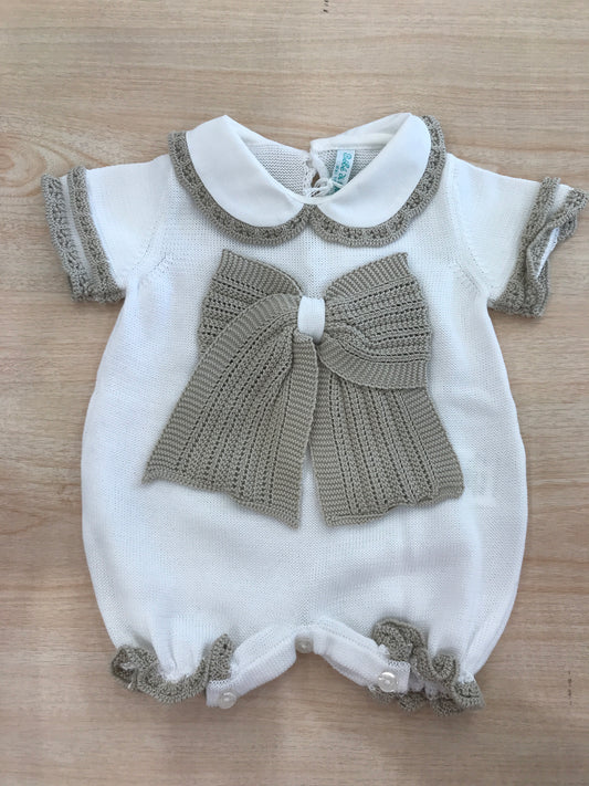 Pagliaccetto Bebè di Almy in filo bianco con rifiniture in tortora con fiocco centrale sul davanti