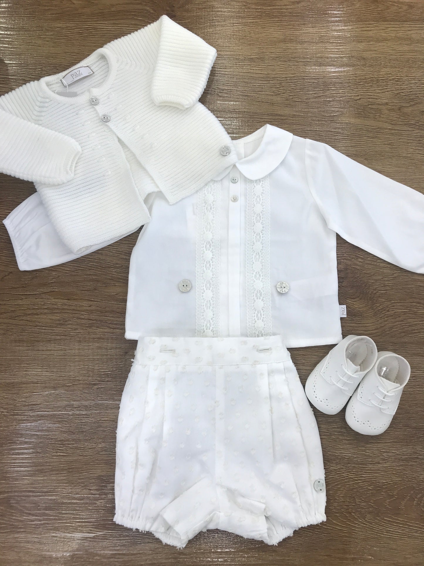 Completo Paz Rodriguez due pezzi camicia con ricami panna sul davanti pantalone corto con pois in rilievo panna