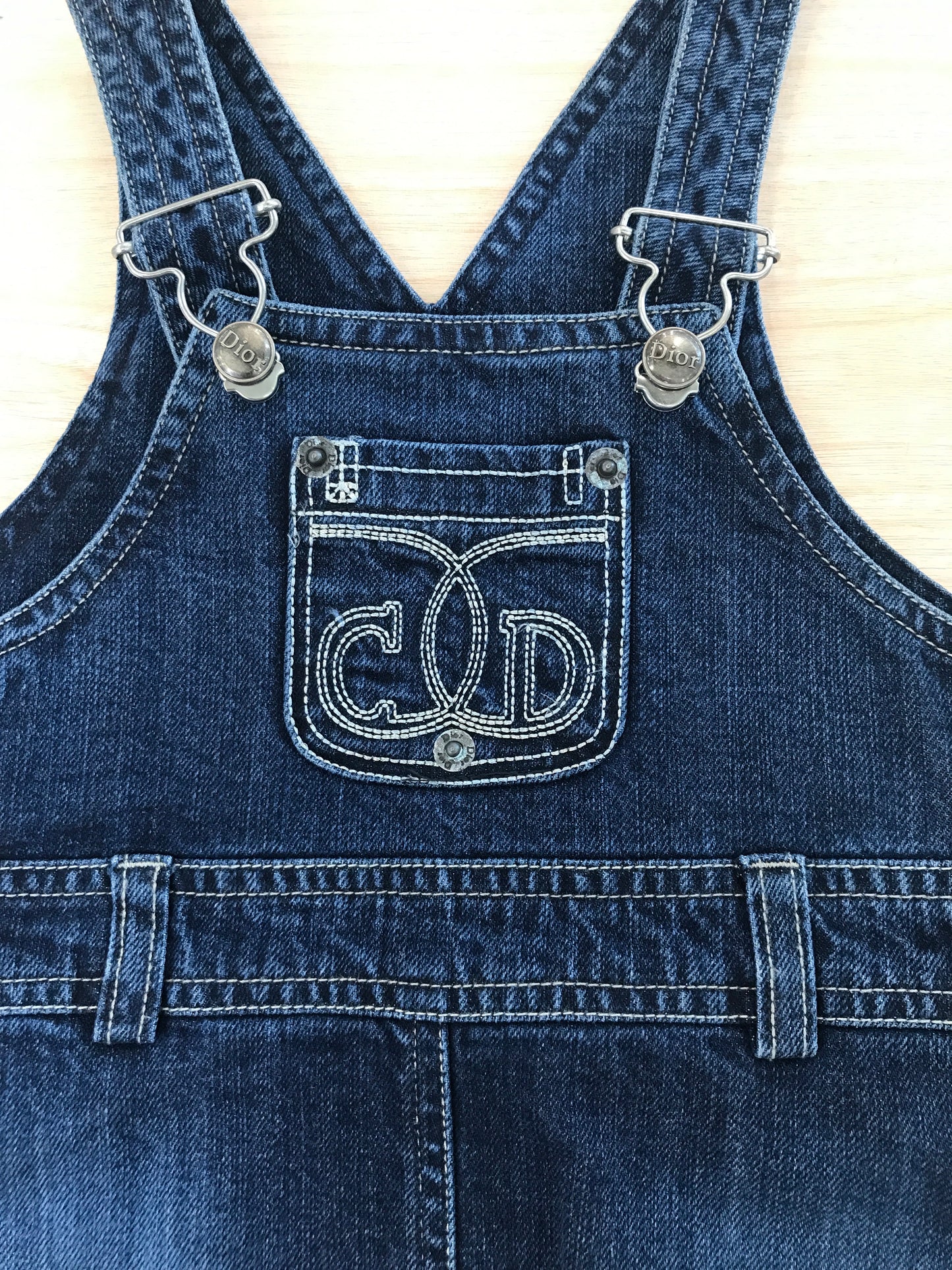 Salopette Baby Dior in jeans con bretelle regolabili con tasche sul retro e taschina sul petto