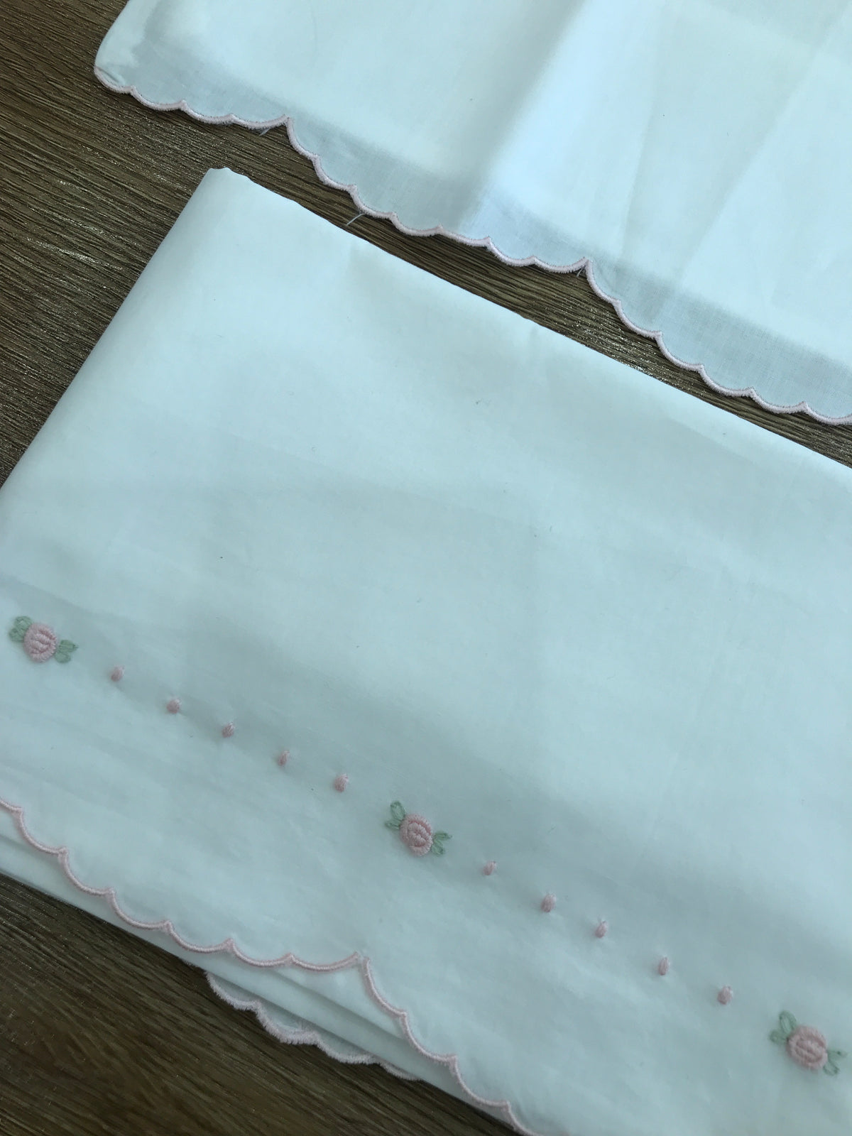 Lenzuolino Pepecè con smerlo rosa con pois in rilievo e roselline ricamate