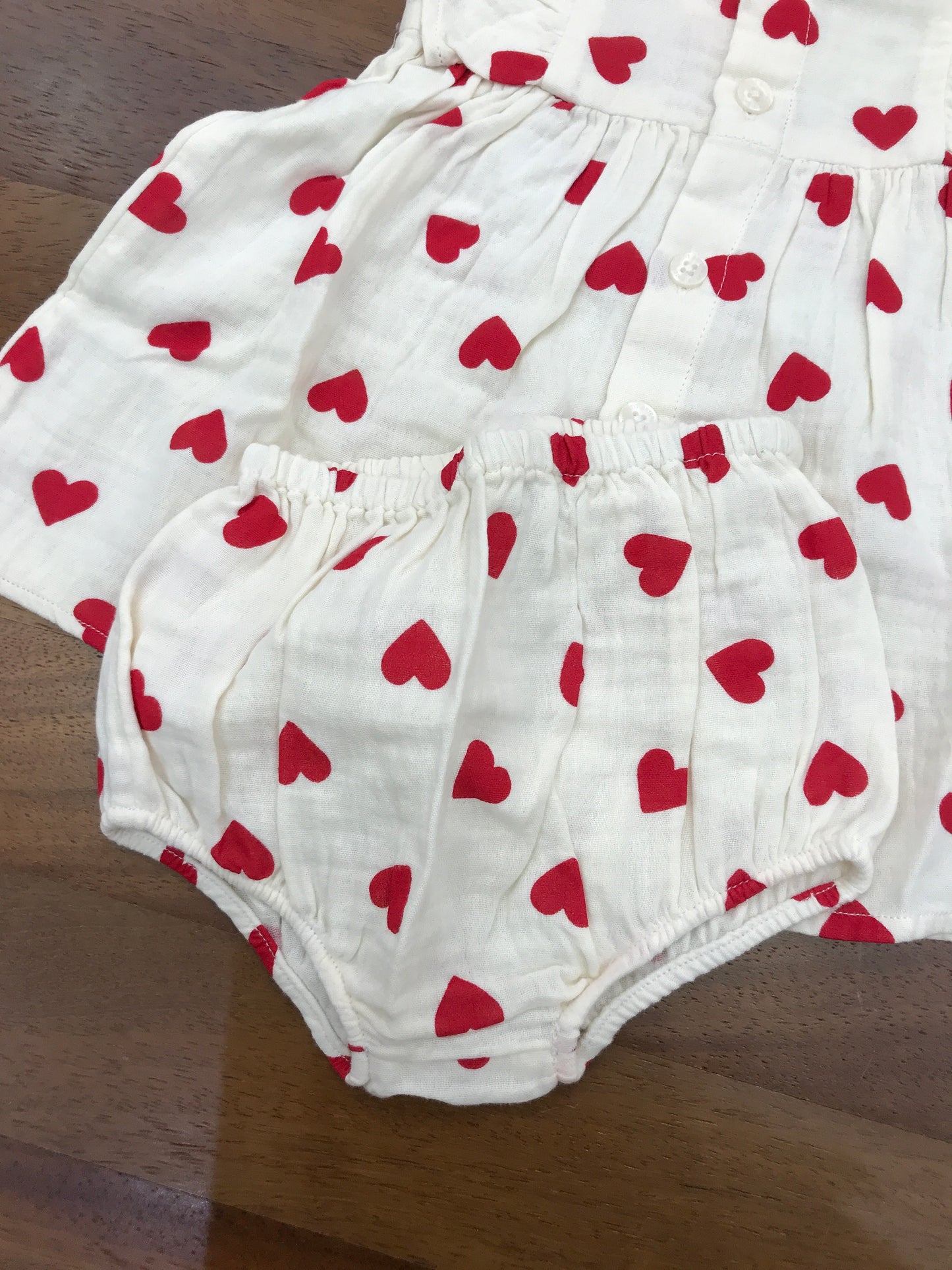 Completino Petit Bateau in cotone a cuoricini rossi