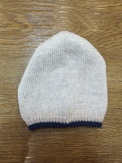 Cappello Le Dodò in lana tortora con profilo blu scuro e lavorazione sul centro