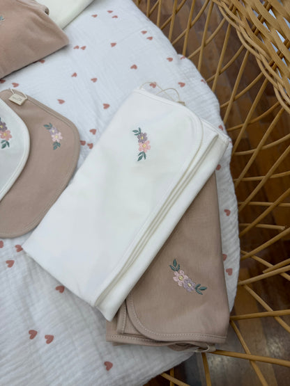 Coordinato nascita Baby Gi in ciniglia con piccole camelie ricamate
