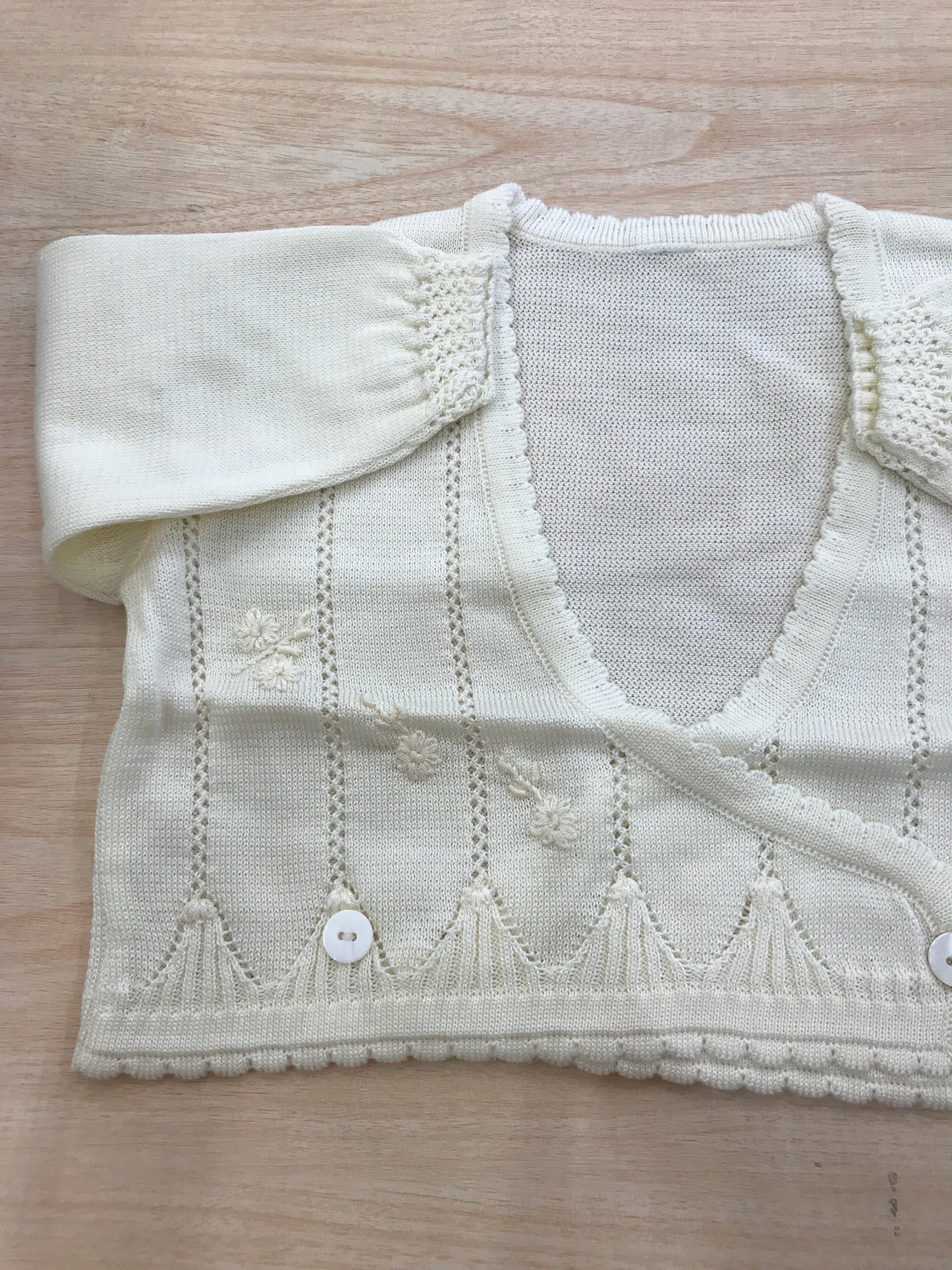 Cardigan Biebi in cotone panna ad incrocio traforato con fiori ricamati tono su tono