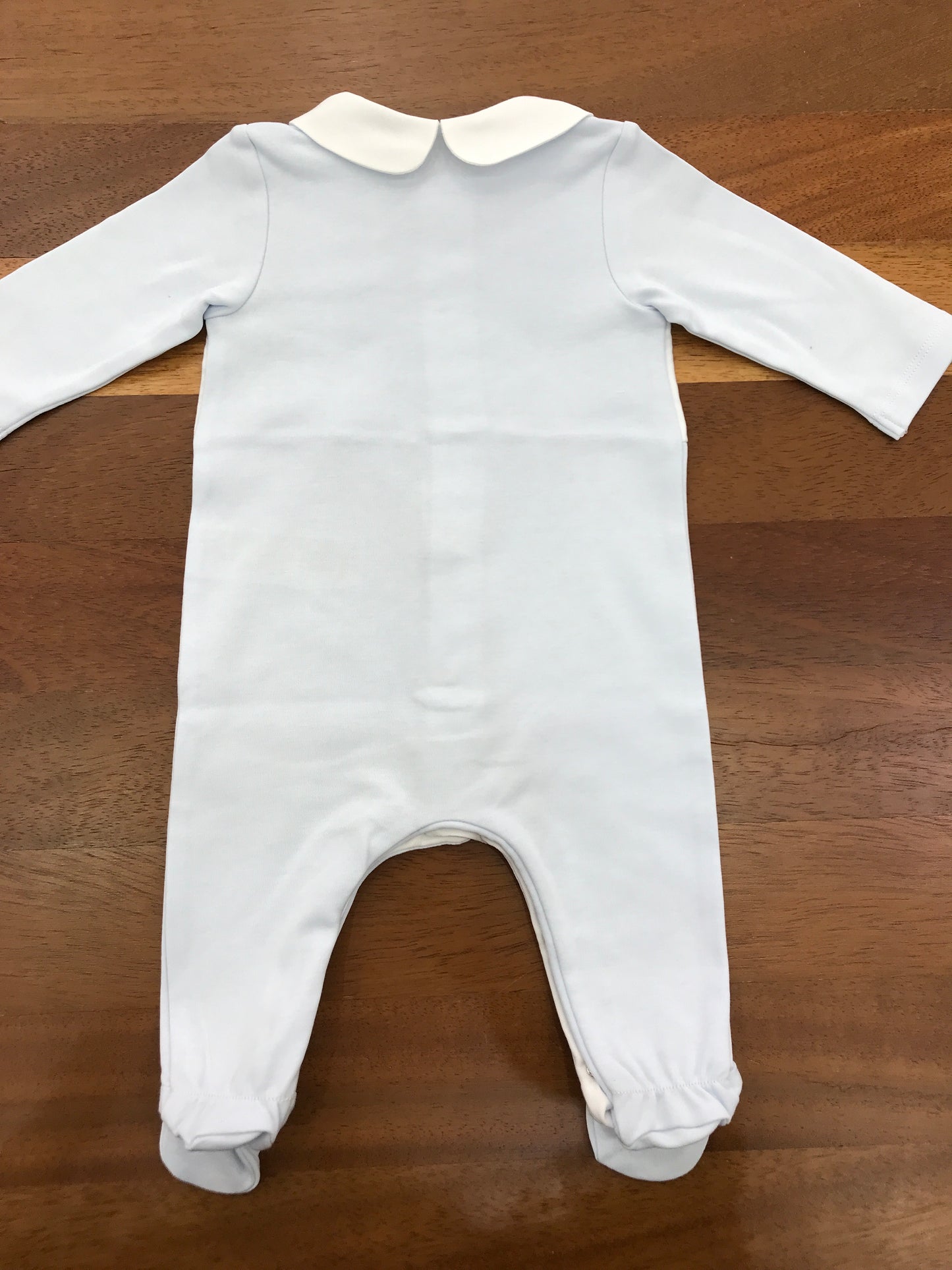 Tutina Paz Rodriguez in cotone celeste manica lunga gamba lunga con piedini collo tondo bianco con dettagli in bianco sul petto