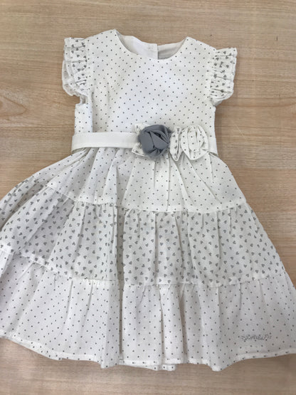 Abito Nanan i cotone bianco con pois e cuoricini grigi smanicato con rusche con fascia con fiori in vita