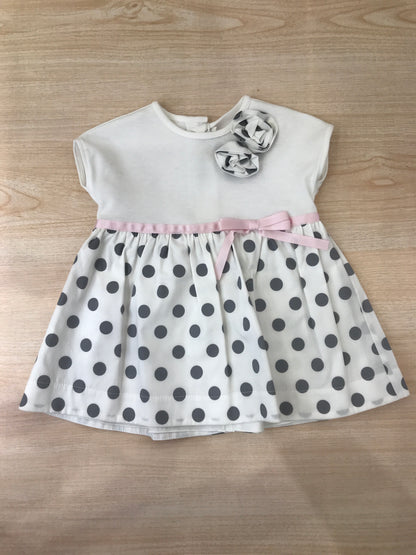 Abito Cielo Blu in cotone con gonna bianca con pois neri con fiori applicati lateralmente e fiocco rosa in vita con culotte abbinata