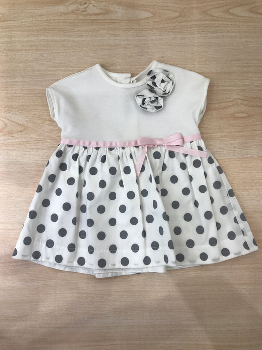 Abito Cielo Blu in cotone con gonna bianca con pois neri con fiori applicati lateralmente e fiocco rosa in vita con culotte abbinata